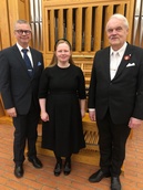 Kuoron edelliset johtajat, kanttorit Lasse Kataja ja Timo Lehtonen, keskellä nykyinen johtaja, kanttori Sofia Harju.