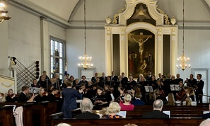 Lapuan tuomiokirkon kuoro sekä Lapuan musiikkiopiston kamariorkesteri, johtaa Juliaana Kellokoski. Solistit Vilma Kellokoski ja Aaro Panula.
(Kuvaaja Veli Ikkeläjärvi)