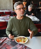 Kouluttajamme Pekka Simojoki valmistautumassa kuorokurssipäivään.
(Kuvaaja: E. Petäjä)