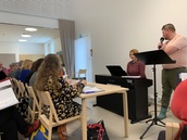 Samuli kouluttaa ja Silvia säestää.
(Kuva: S. Tuurinkoski)