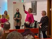 Mari Torri-Tuominen sai lahjaksi Ylistaron kirkkorasat.