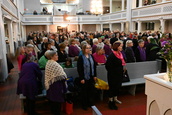 Juhlayleisöä.
(Kuvaaja E. Petäjä)